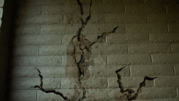Concrete Wall Cracks